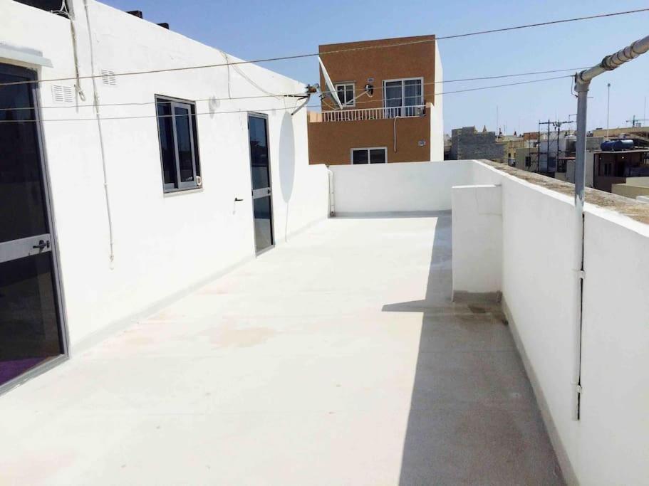 Tarxien May Flower: Modern Flat Close To Airport/Bus Stops מראה חיצוני תמונה