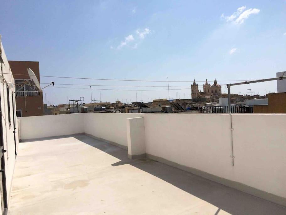 Tarxien May Flower: Modern Flat Close To Airport/Bus Stops מראה חיצוני תמונה